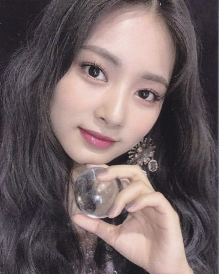 Chou Tzu-yu (Tzuyu) Chou Tzu-yu (Tzuyu)