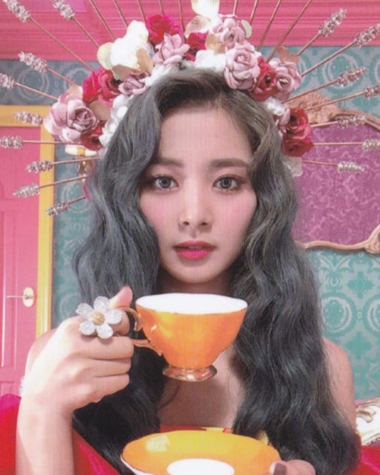 Chou Tzu-yu (Tzuyu) Chou Tzu-yu (Tzuyu)