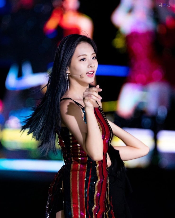 Chou Tzu-yu (Tzuyu) Chou Tzu-yu (Tzuyu)