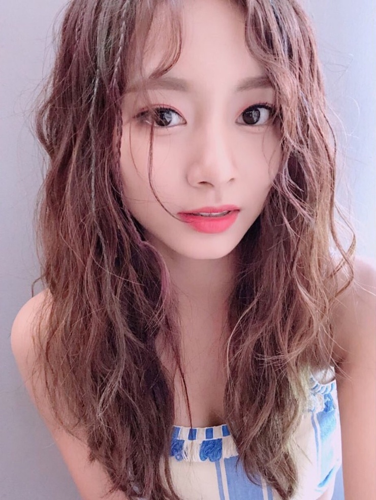Chou Tzu-yu (Tzuyu) Chou Tzu-yu (Tzuyu)