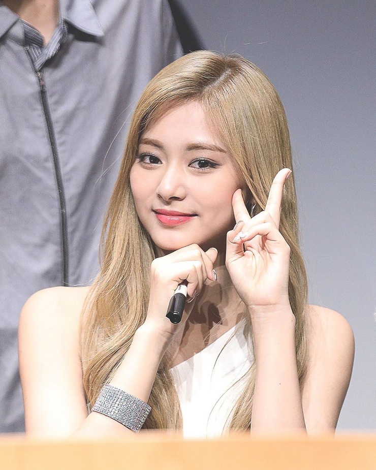 Chou Tzu-yu (Tzuyu) Chou Tzu-yu (Tzuyu)