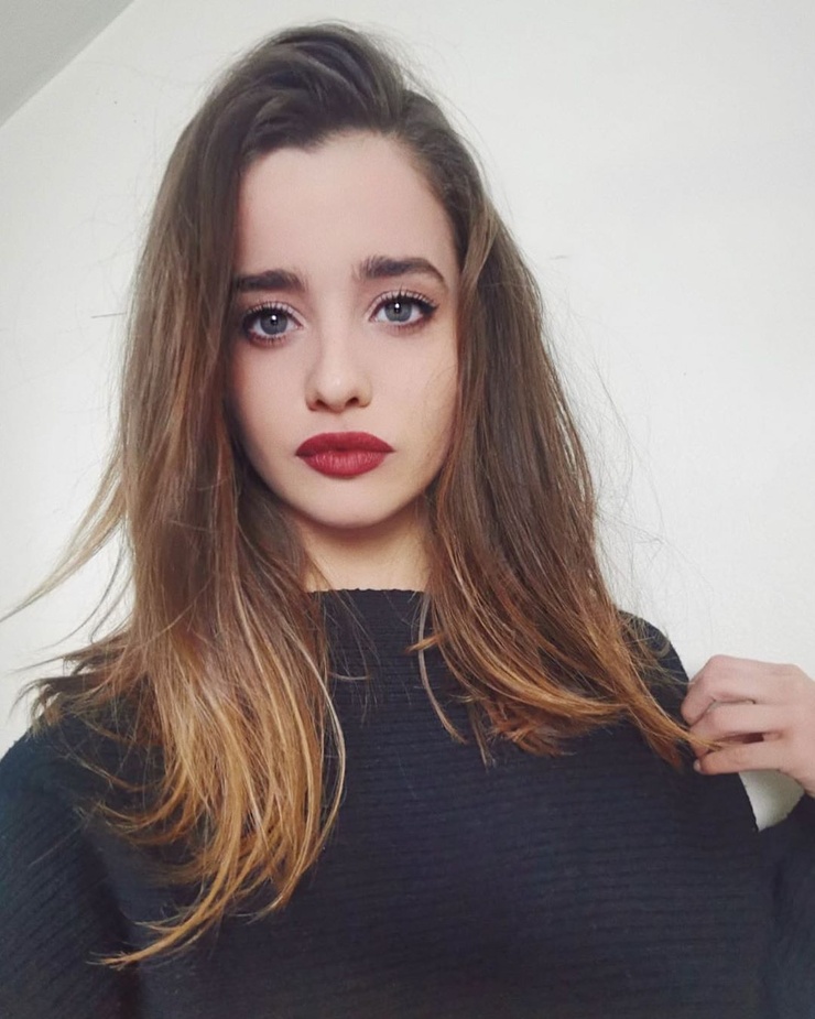 Holly Earl Holly Earl