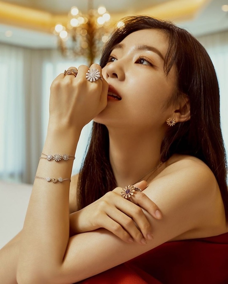 Irene (Bae Ju Hyun) Irene (Bae Ju Hyun)
