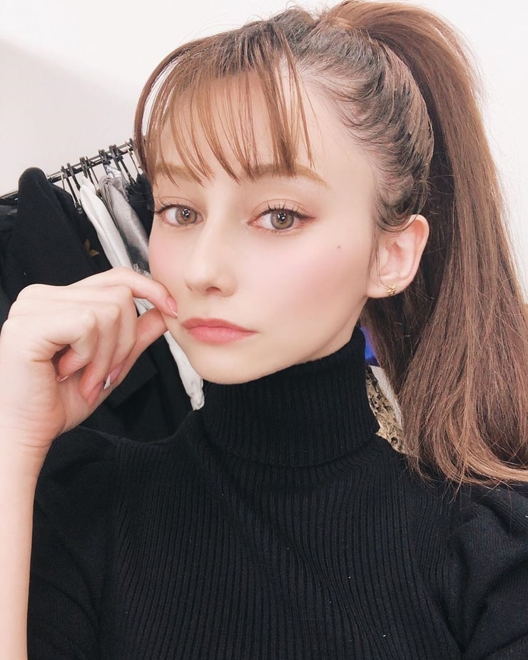 Akemi Darenogare