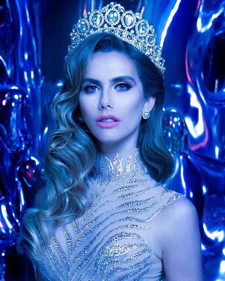 Angela Ponce