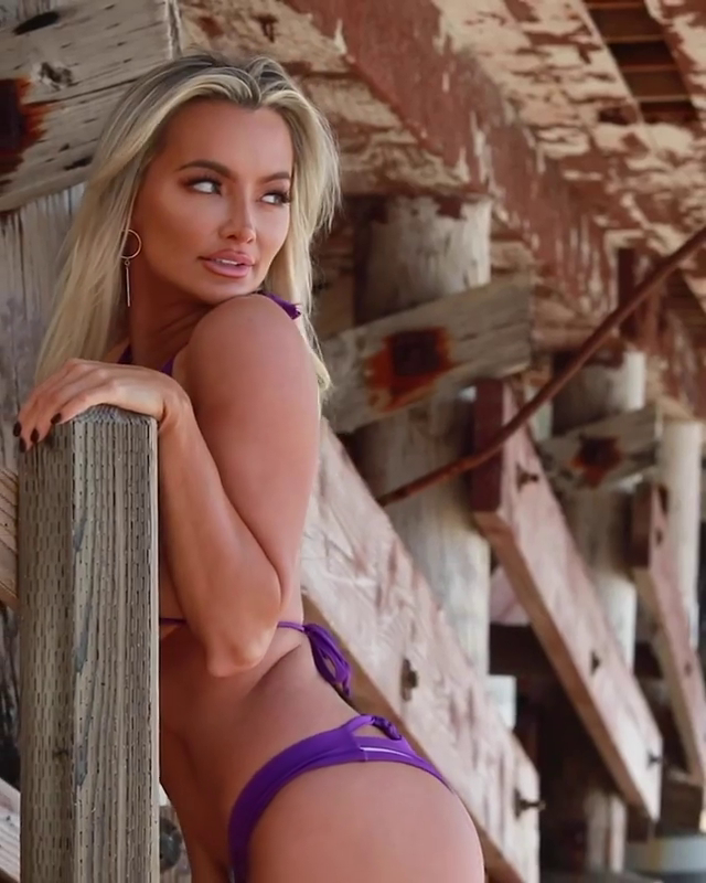 Lindsey Pelas