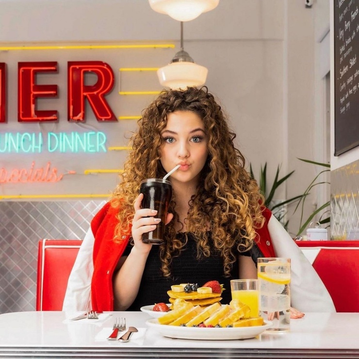 Sofie Dossi Sofie Dossi