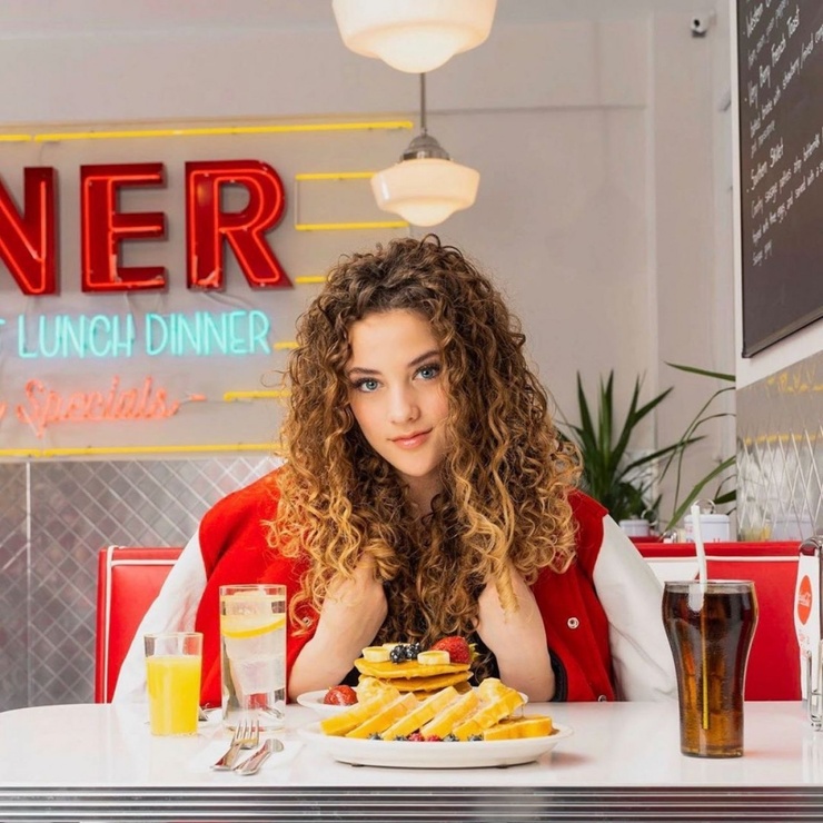 Sofie Dossi Sofie Dossi