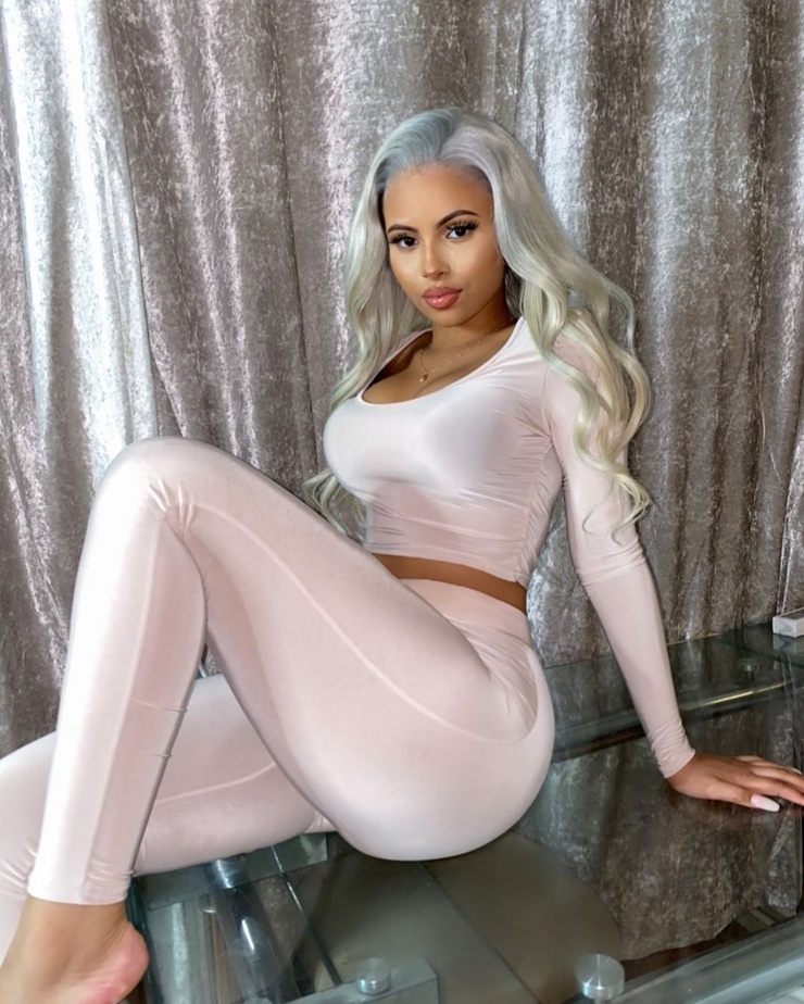 Yasmin Adelina Yasmin Adelina