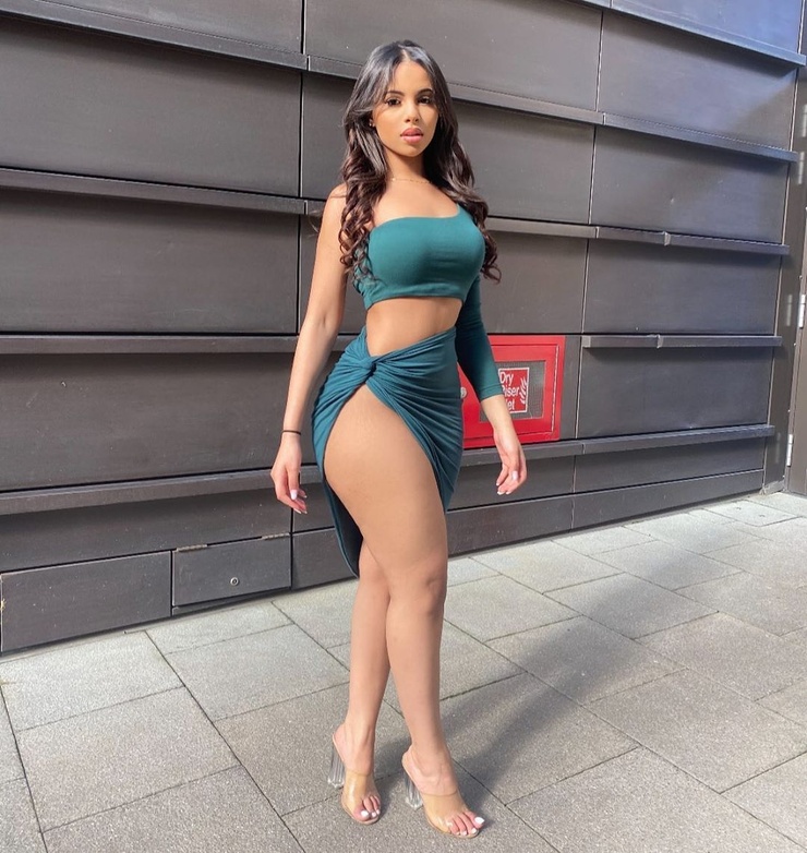 Yasmin Adelina Yasmin Adelina