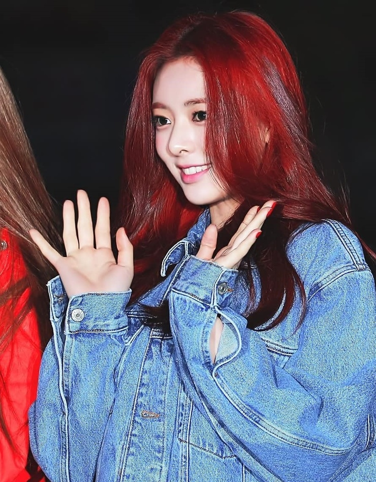 Yuna (ITZY) Yuna (ITZY)