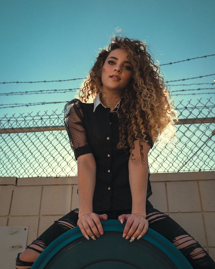 Sofie Dossi Sofie Dossi