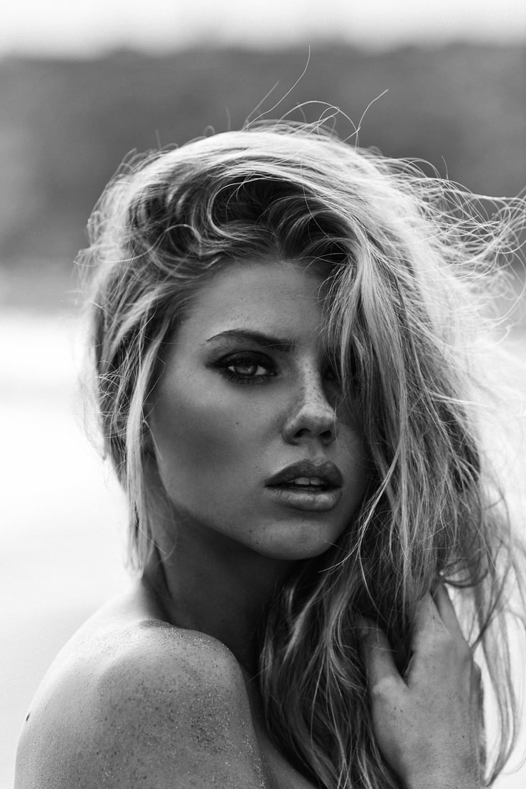 Charlotte mckinney фото