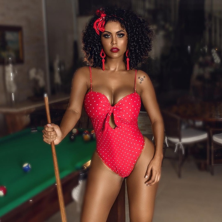 Aline Bernardes Aline Bernardes