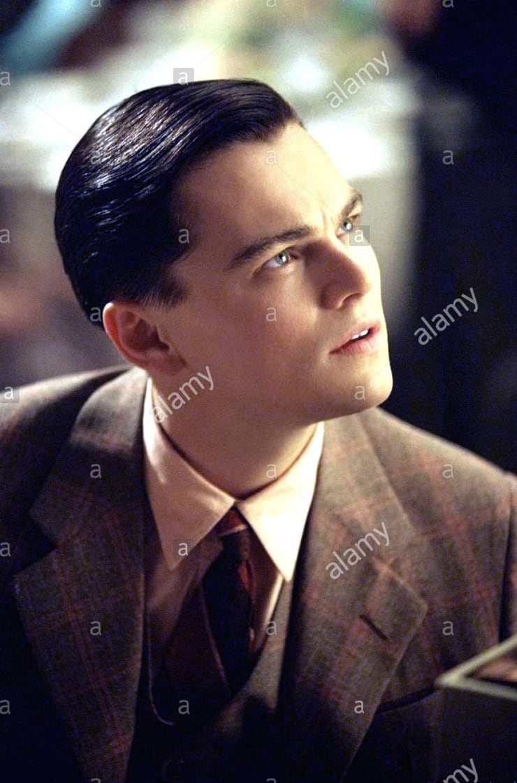 Howard Hughes (Leonardo DiCaprio)