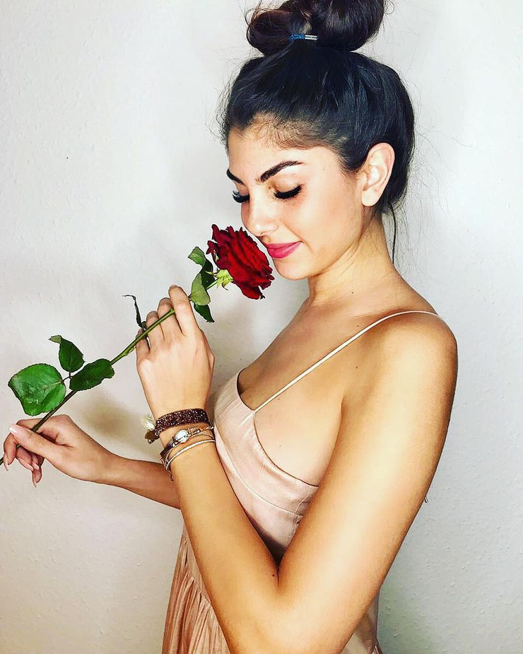 Yeliz Koç Yeliz Koç