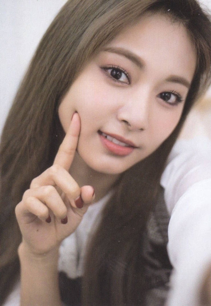 Chou Tzu-yu (Tzuyu) Chou Tzu-yu (Tzuyu)