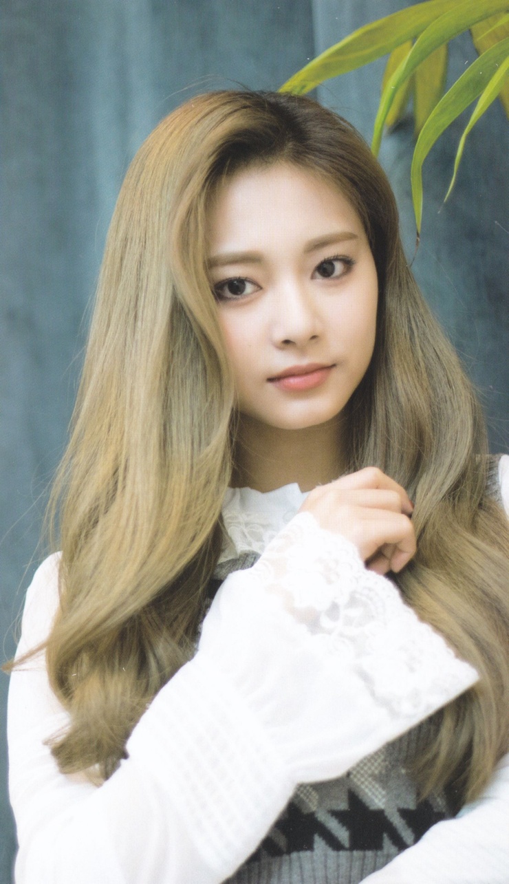 Chou Tzu-yu (Tzuyu) Chou Tzu-yu (Tzuyu)