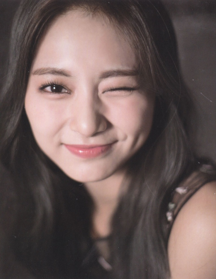 Chou Tzu-yu (Tzuyu) Chou Tzu-yu (Tzuyu)