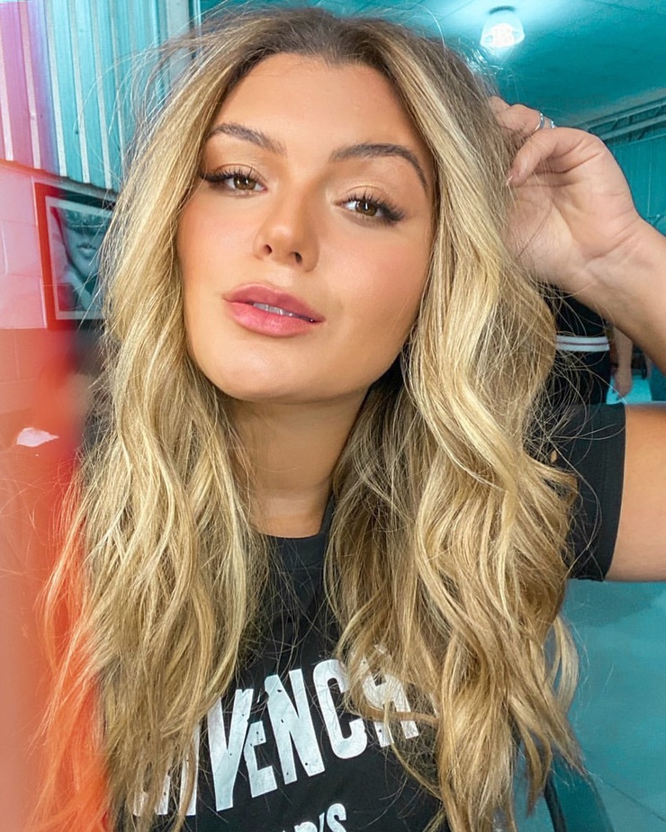 Angélica Oliveira Angélica Oliveira