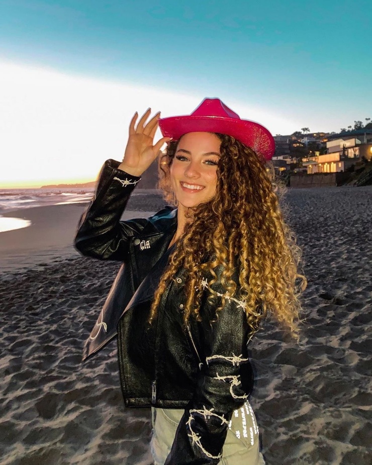 Sofie Dossi Sofie Dossi