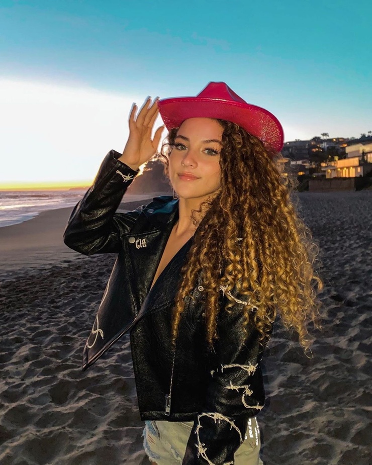 Sofie Dossi Sofie Dossi