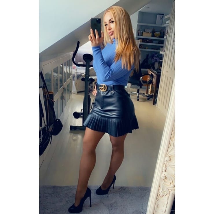 MILF in a Leather Pencil Skirt : r/pencilskirts