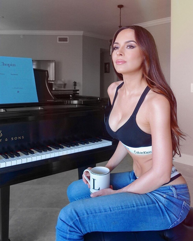 Lola Astanova