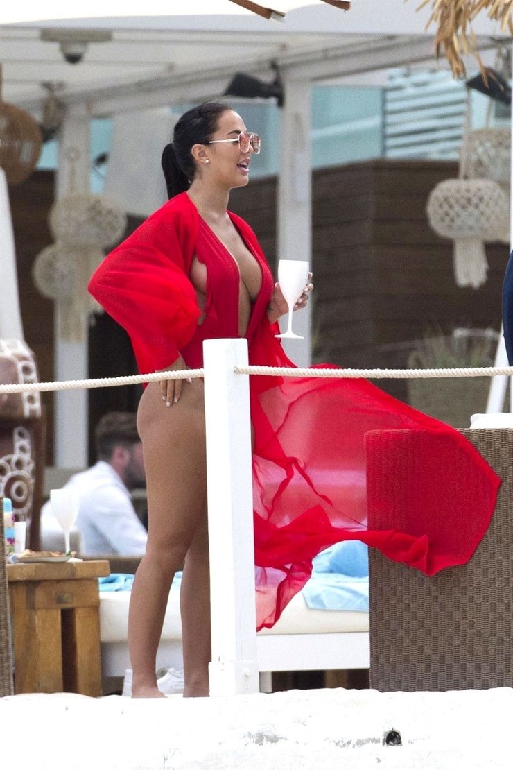 Yazmin Oukhellou
