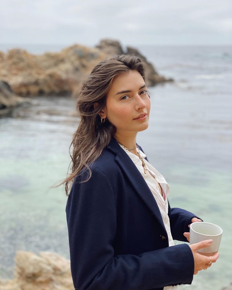 Jessica Clements picture