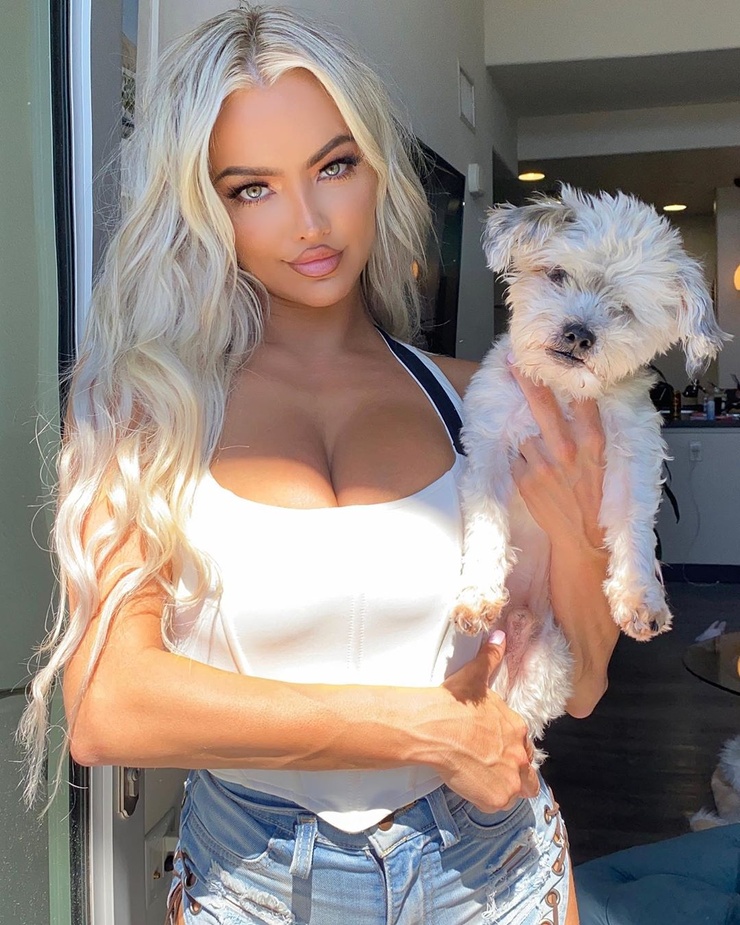 Lindsey Pelas