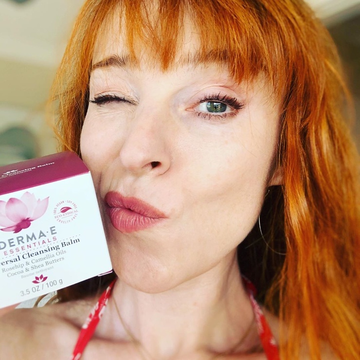 Ruth Connell Ruth Connell