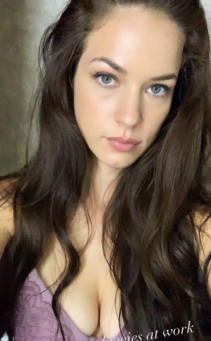 Picture Of Alexis Knapp