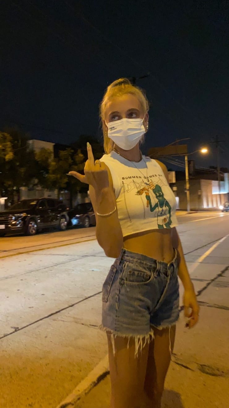 How To Dress Like Emma Chamberlain Style: Crop Tops, Denim Shorts