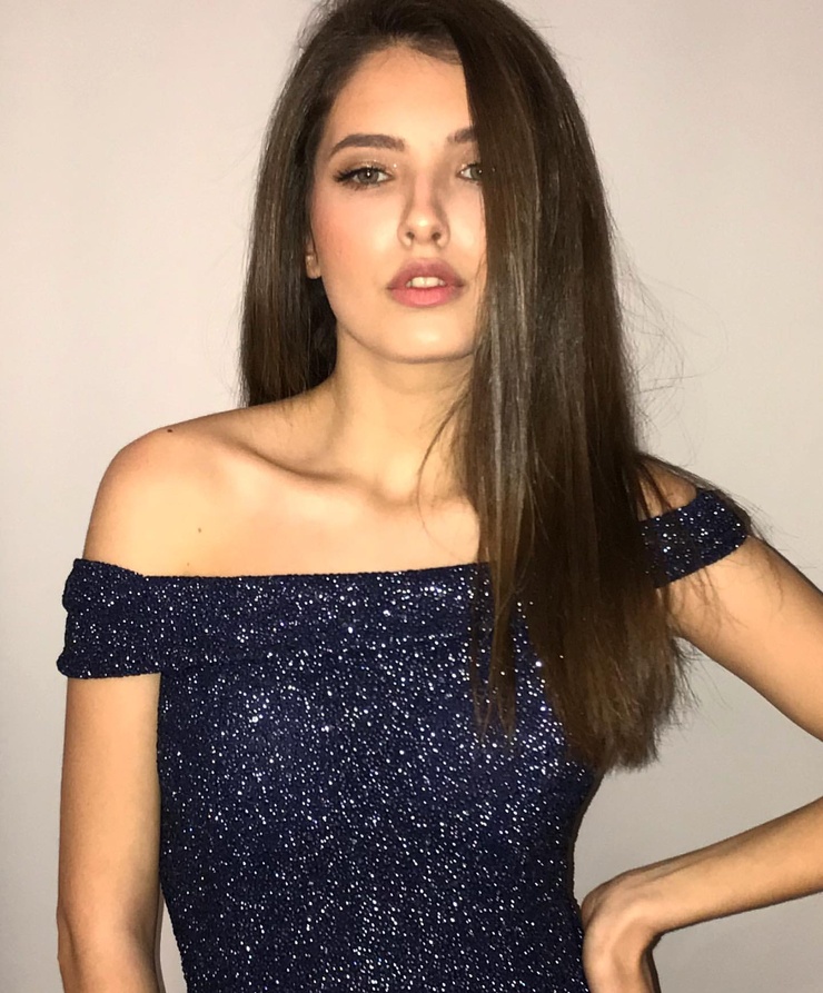 Sára Sandeva Sára Sandeva