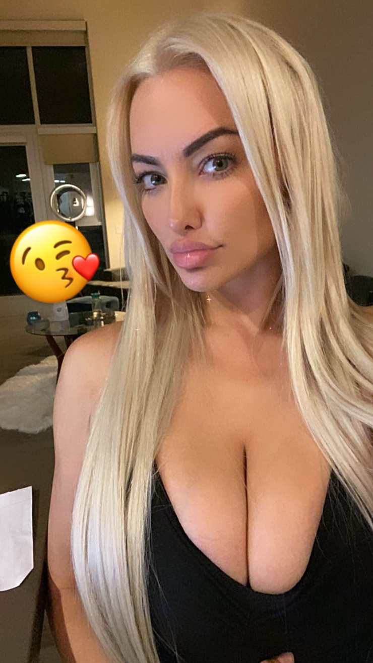 Picture of Lindsey Pelas