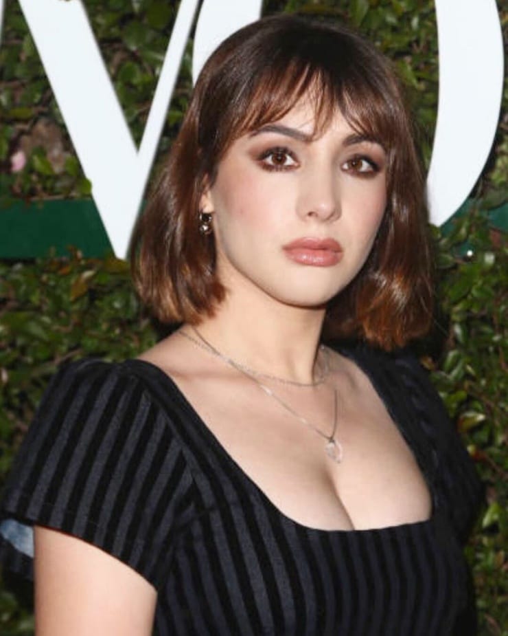 Hannah Marks bass