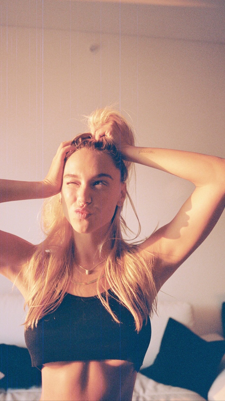 Alexis Ren