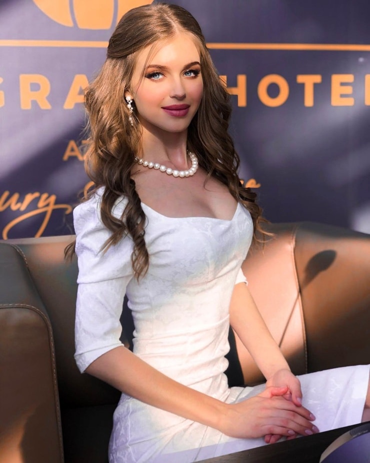 https://iv1.lisimg.com/image/22305423/740full-alina-sanko.jpg