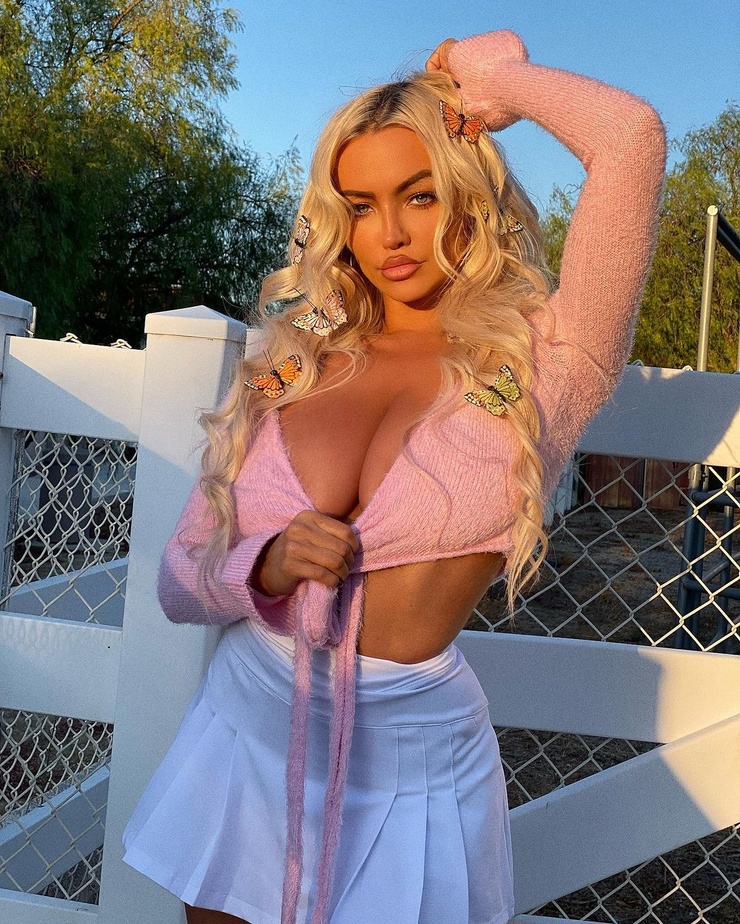 Lindsey Pelas Lindsey Pelas