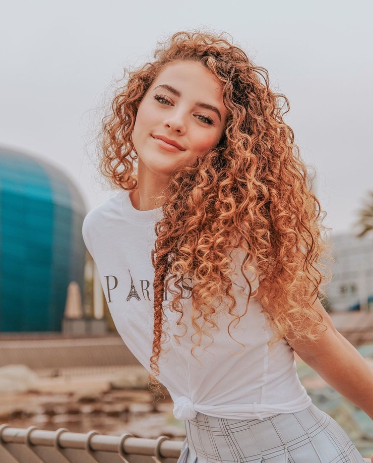 Sofie Dossi Sofie Dossi
