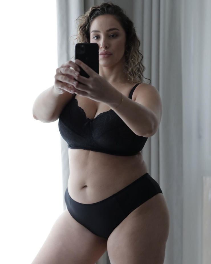 Jada Sezer