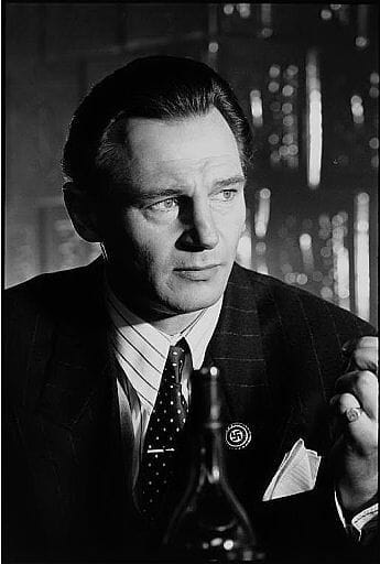 Oskar Schindler (Liam Neeson)