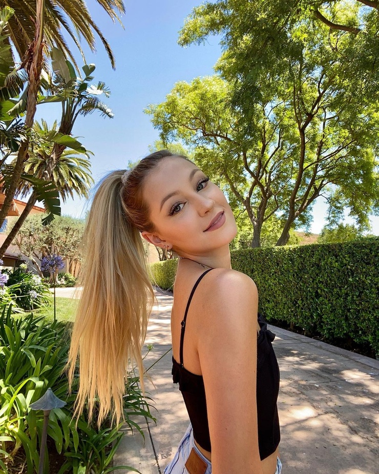 Ava Sambora