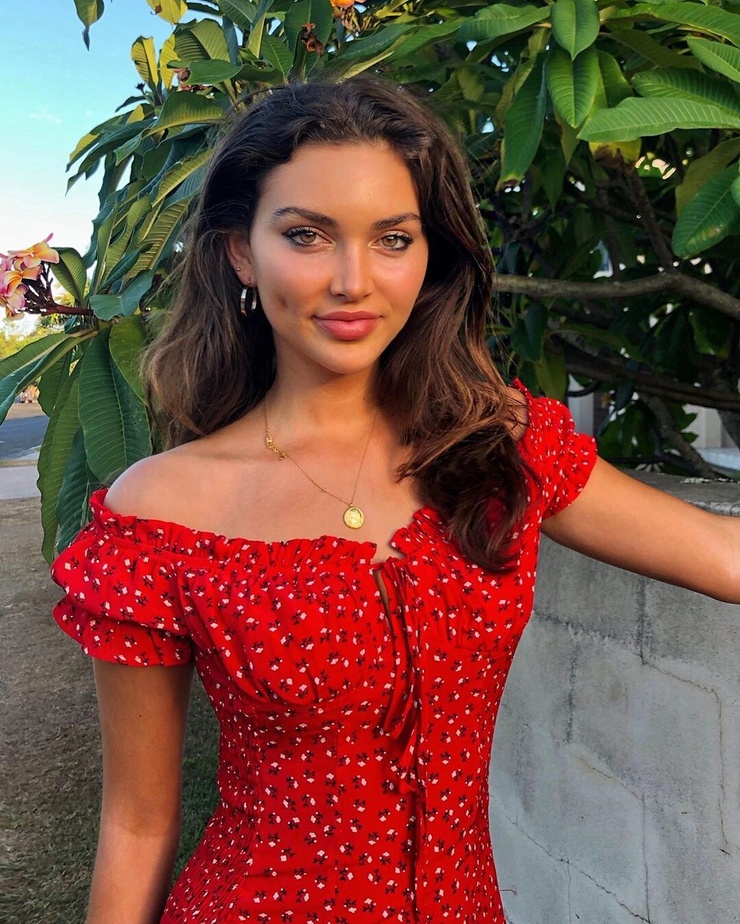 holly arabella