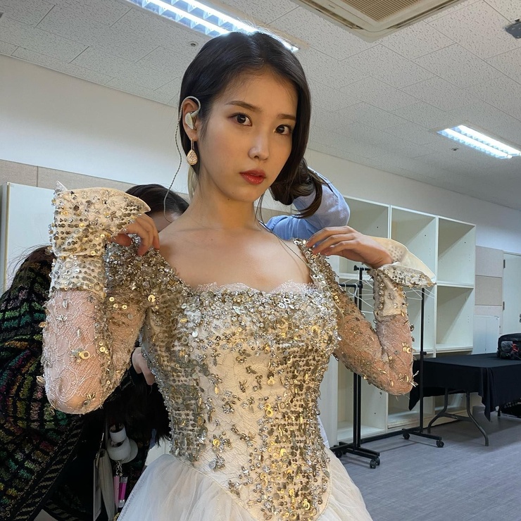 IU