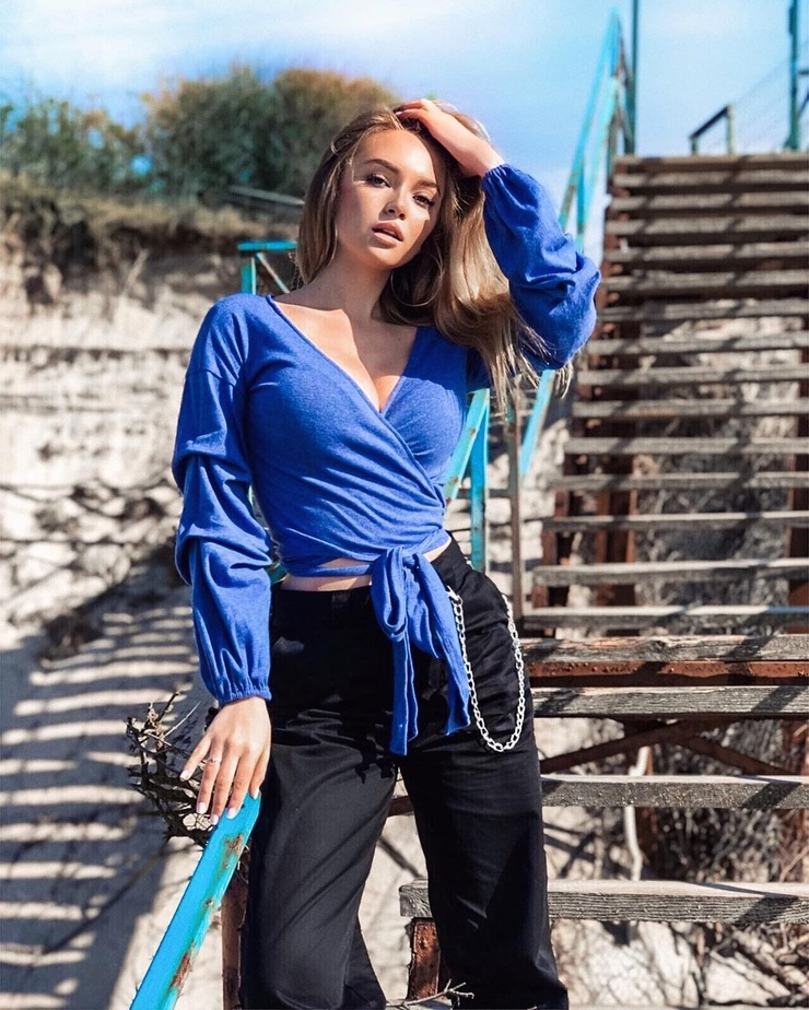 Anna Konic Anna Konic