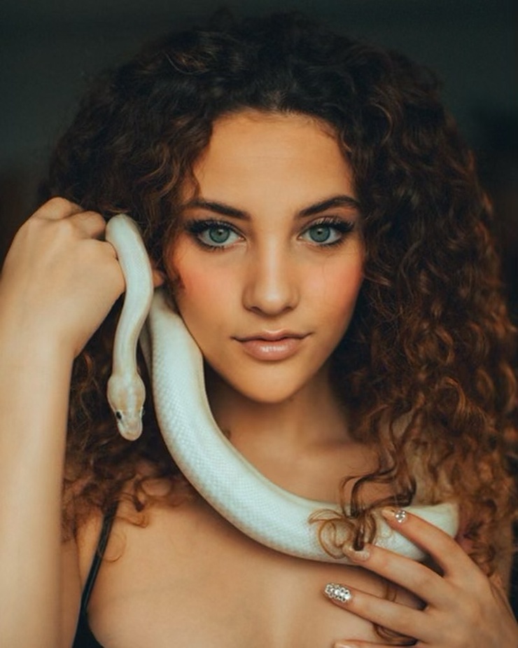 Sofie Dossi Sofie Dossi