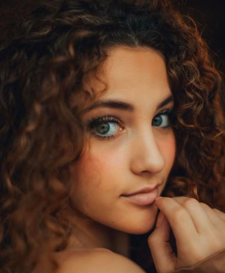 Sofie Dossi Sofie Dossi