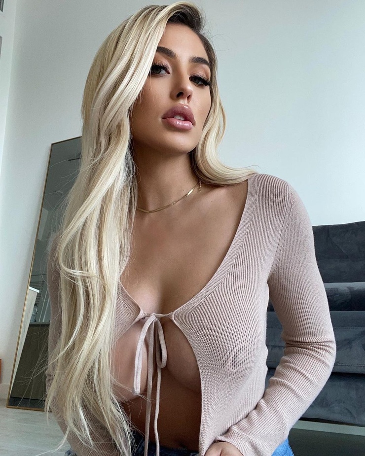 Renèe Estella Renèe Estella